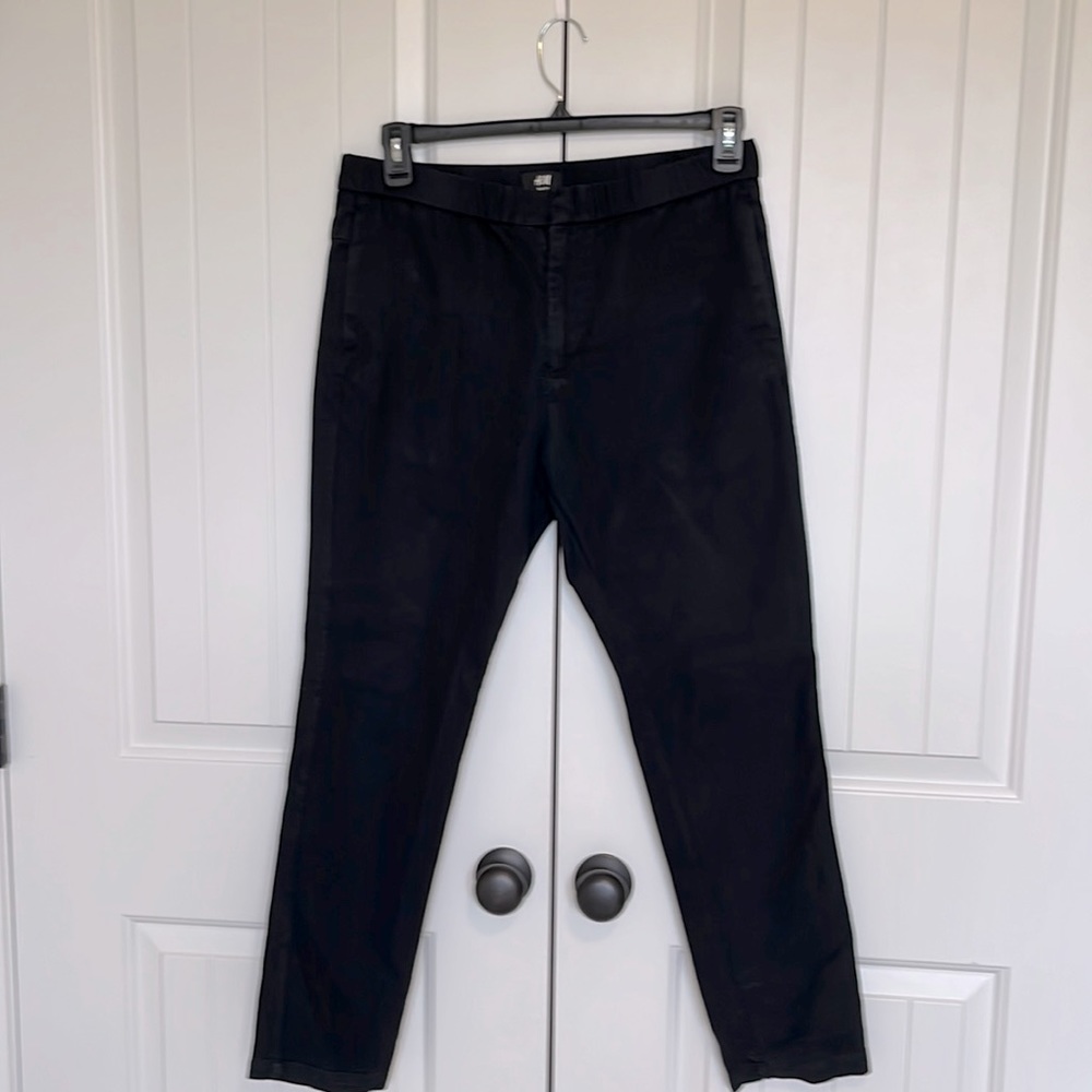 H&M size 33R slim fit button pant with addl elasticized waist. Great casual pant